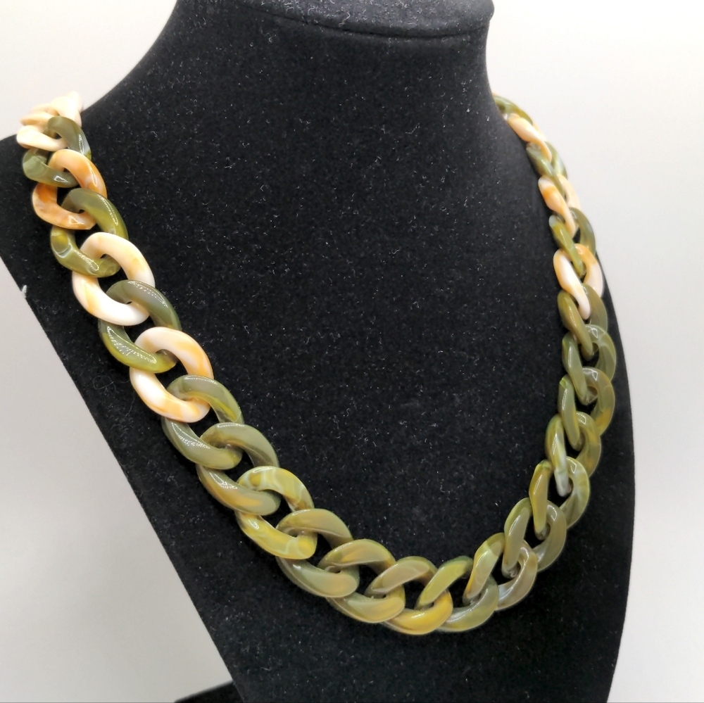 Chunky Green and Cream Link Chain Necklace